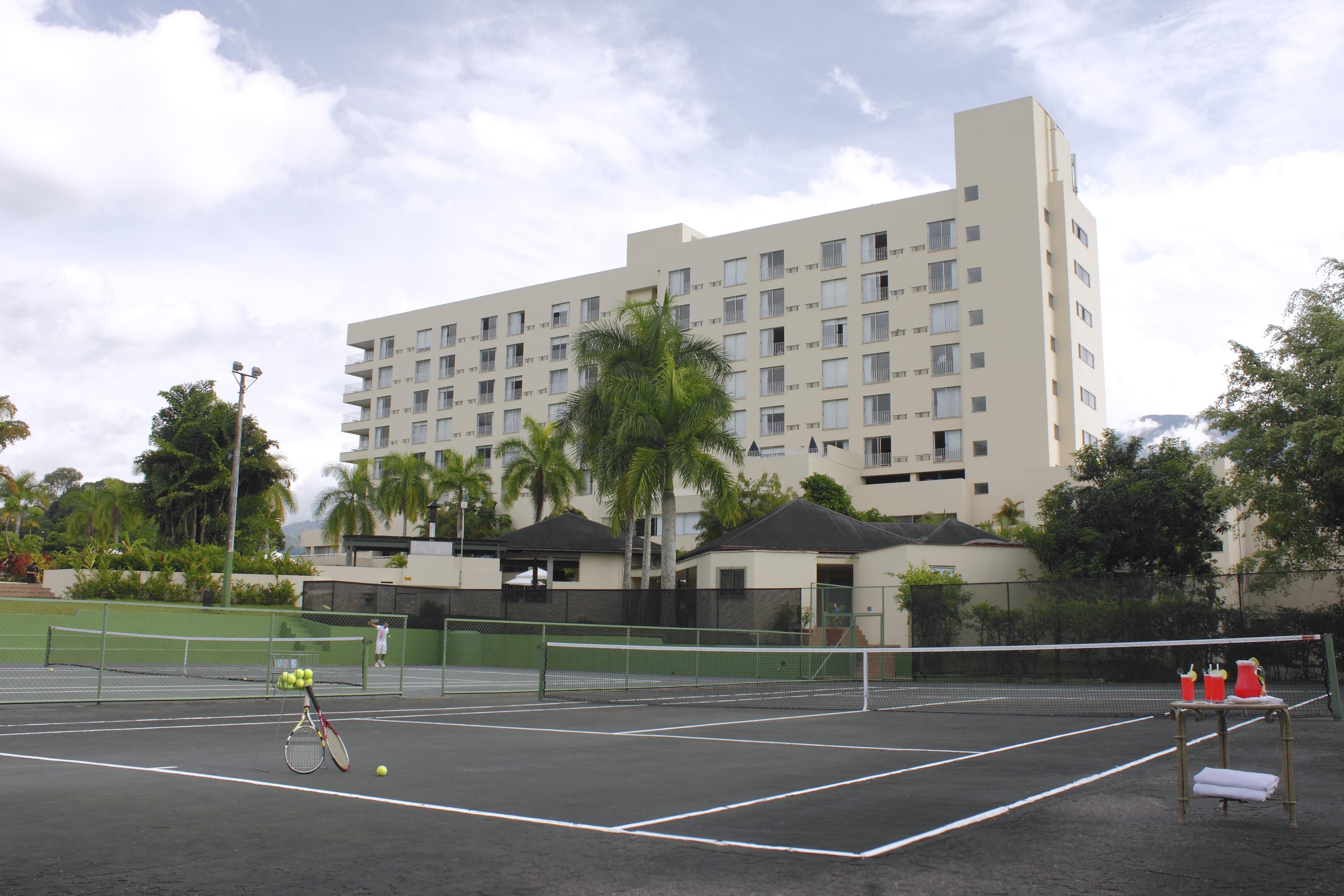 Hotel Estelar Altamira Ibagué Extérieur photo Tennis courts at the Four Seasons