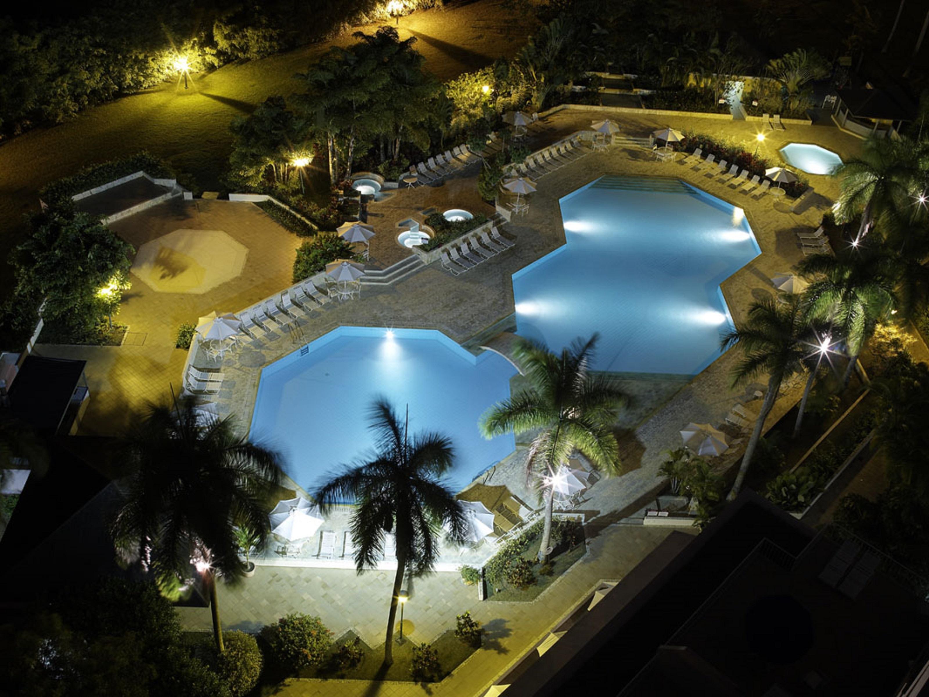 Hotel Estelar Altamira Ibagué Extérieur photo The swimming pool at night